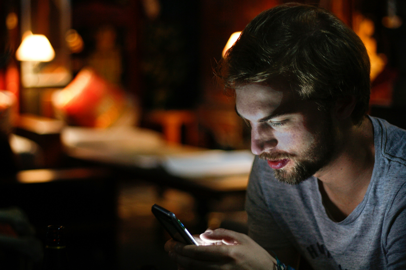 Blauw licht en Melatonine: slaap verbeteren door minder schermtijd